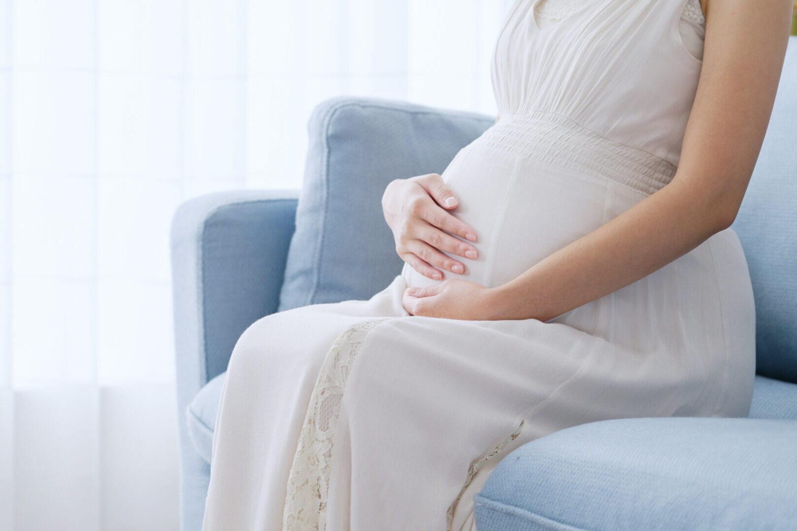 【画像】部屋でリラックスする若い妊婦